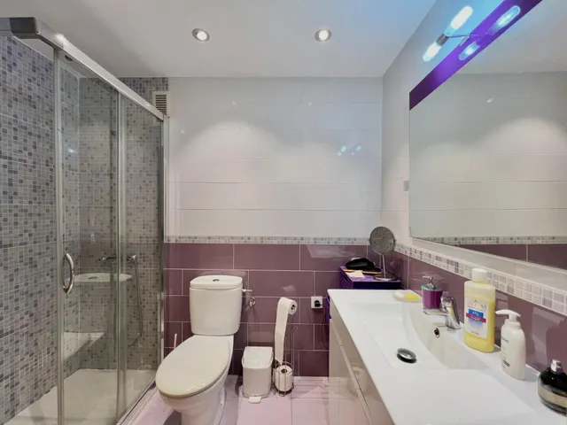 Espaciosa vivienda de 4 habitaciones y 2 baños rodeado de todos los servicios — 21