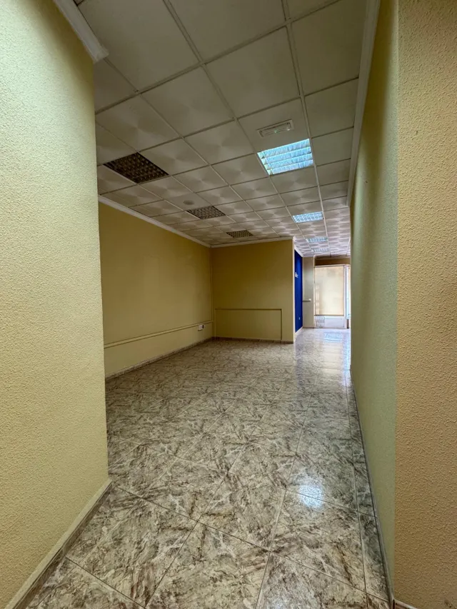Local de 180 m2 en Barrio Peral. — 10