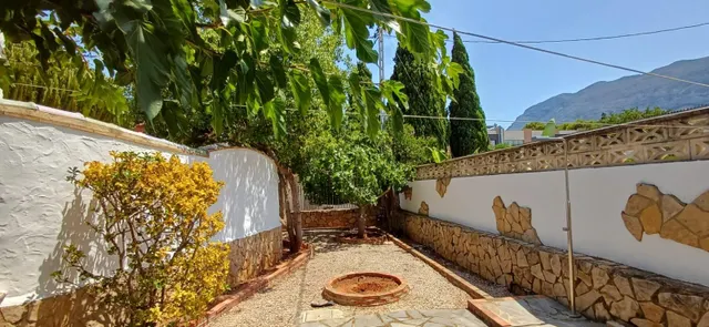Alquiler anual  Chalet en zona Santa Lucía, con amplia parcela y todas las comodidades — 34