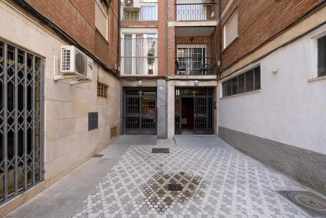 Piso Junto Calle Alhamar — 28