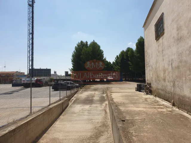 Se vende terreno en la carretera de Ayora con dos naves — 20
