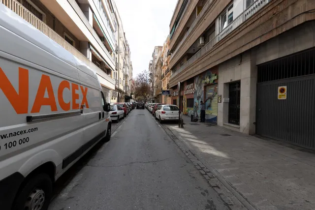 Amplio local comercial en una de las zonas más consolidadas de Granada con salida a dos calles — 28