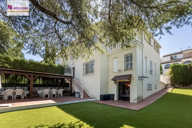 CASA PAREADA EN LA ZUBIA CON PISCINA, ZONA DE BARBACOA Y JAR