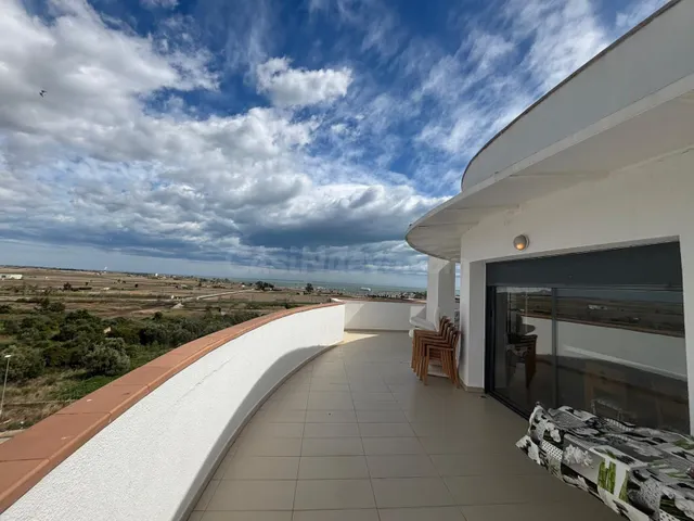 ÁTICO CON TERRAZA, VISTAS DESPEJADAS Y PARKING EN SANT CARLE