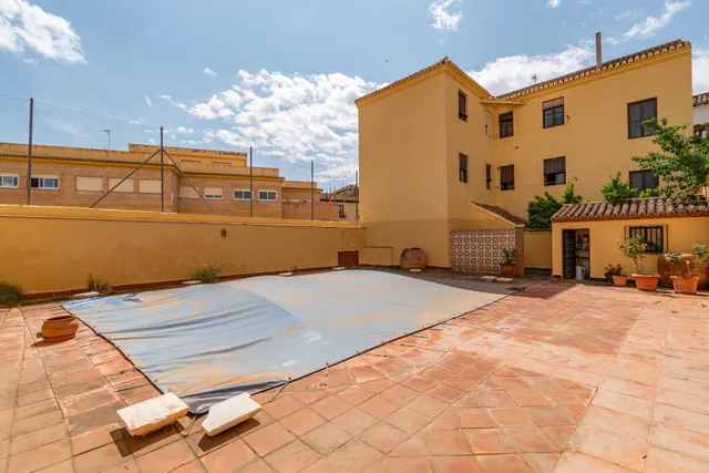 Casa de grandes dimensiones ubicada en la calle Duende, cerca de la Plaza del Conde Luque. — 38