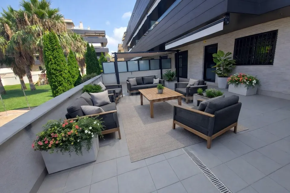 Tu día a día con sabor a vacaciones: planta baja en venta con gran terraza y zona comunitaria en Vilanova i la Geltrú