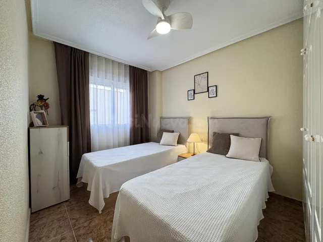 ÁTICO EN TORREVIEJA CON 2 DORMITORIOS, 1 BAÑO + GARAJE CERCA - foto 5