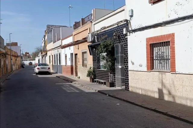 SE VENDE casa adosada OKUPA en C Virgen De La Salud 56 de Co - foto 2