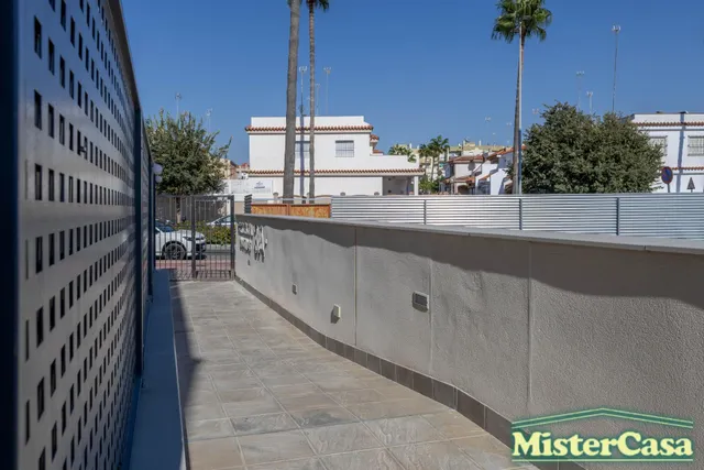 EXCLUSIVA!! Piso 3 dormitorios , 2 baños ,garaje y trastero . Gran patio  y piscina comunitaria . ROTA — 43