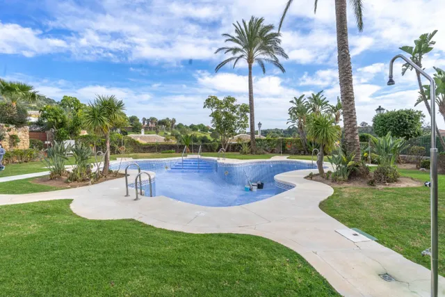 APARTAMENTO EN ALHAURIN GOLF CON TERRAZA CON BUENAS VISTAS, PARKING Y PISCINA Y JARDÍN COMUNITARIO — 35