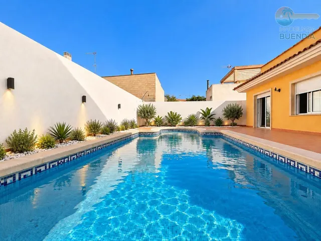 CHALET CON PISCINA EN EL PARETON - foto 2
