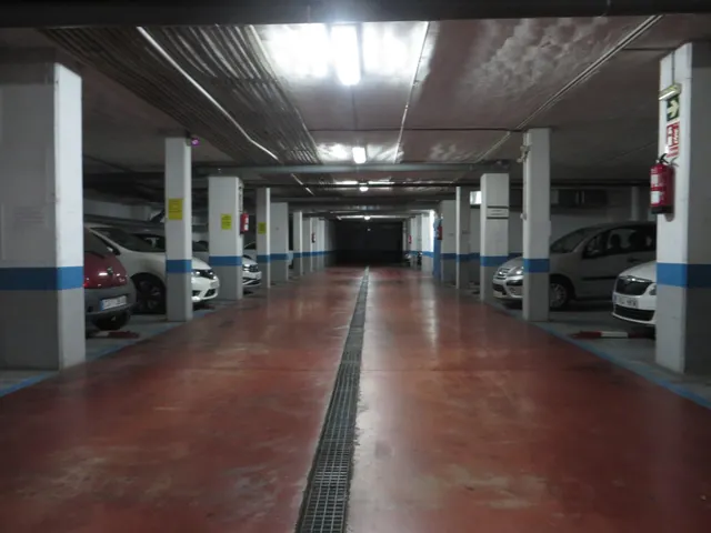 Garaje cerca de la Torre de la Malmuerta. Videovigilancia, fácil acceso y maniobrabilidad. — 3