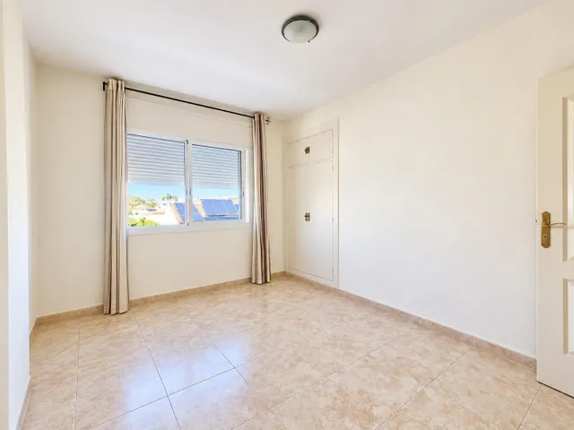 Piso luminoso de 3 dormitorios con terraza en Avenida de Mijas, Fuengirola — 17