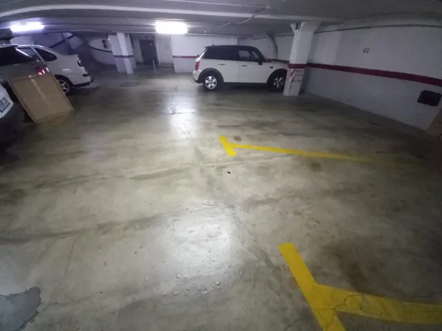 Plaza coche mediano en les Corts (Joan Güell-Novell), Barcelona — 3