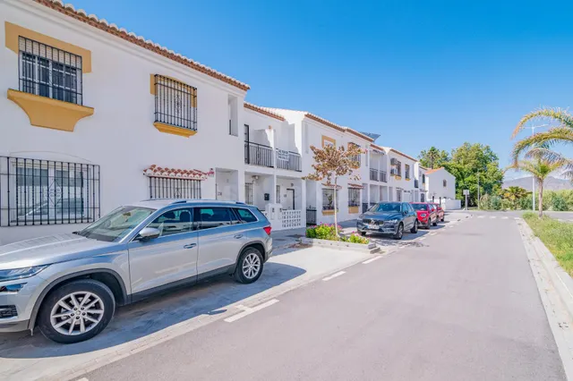 Chalet adosado en Salobreña playa, urb. privada con piscina y jardines. — 4