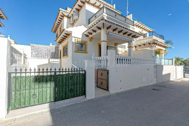 Casa soleada con solárium privado en Playa Flamenca