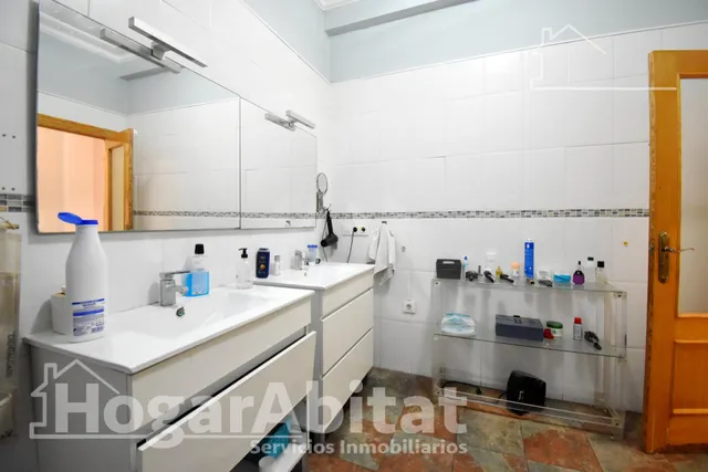 MUY AMPLIO CON 5 DORMITORIOS Y TERRAZA EN CENTRO — 36