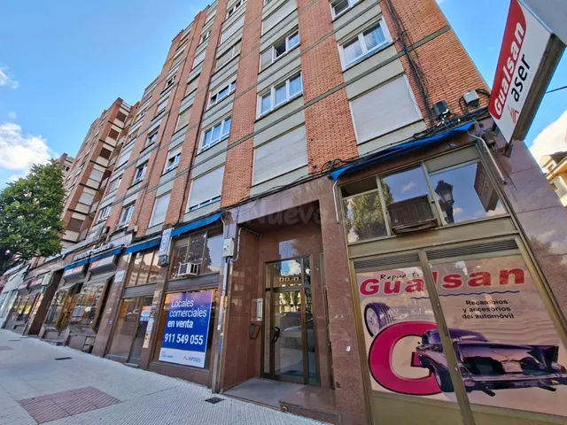 Se vende local de dos plantas en Oviedo
