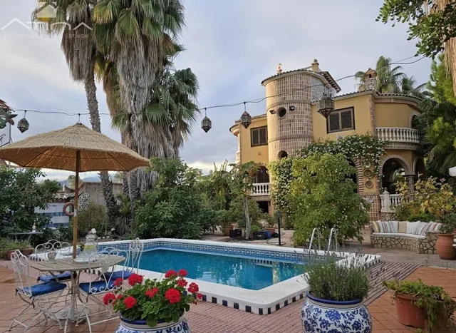 Elegante chalet estilo mediterraneo situado a tan solo 800 metros de la playa de Gandía — 3