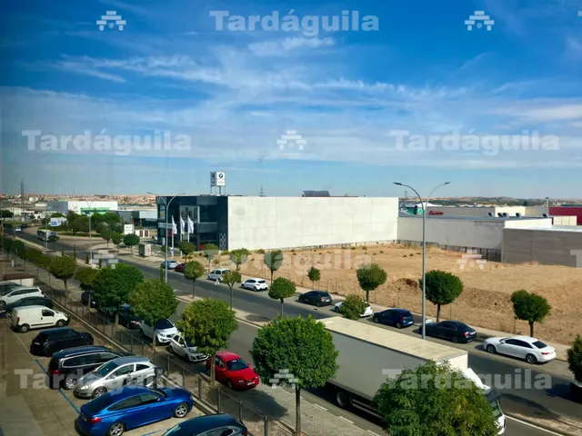 VENTA O ALQUILER DE 1.000 M2 DE LOCAL COMERCIAL EN POLÍGONO MONTALVO III. — 8