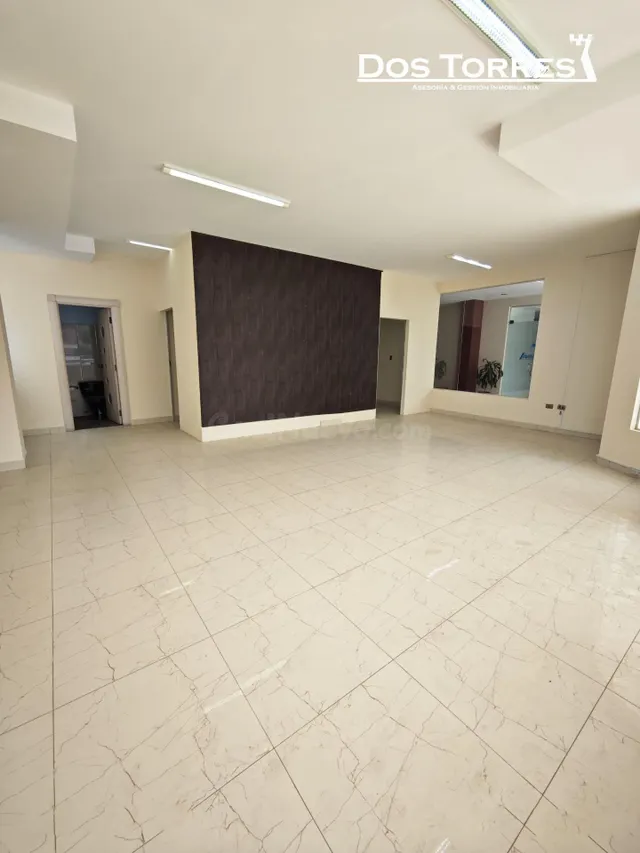 $us 65.000 Amplio local comercial en planta baja, final Juní - foto 3
