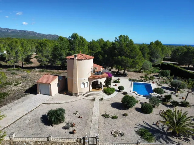Chalet con piscina, gran parcela y licencia turística — 31