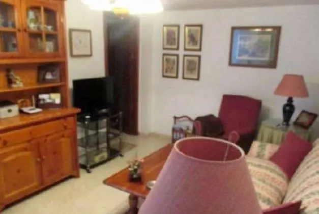 PISO EN EL CENTRO CON 2 DORMITORIOS, BAÑO, TRASTERO — 4