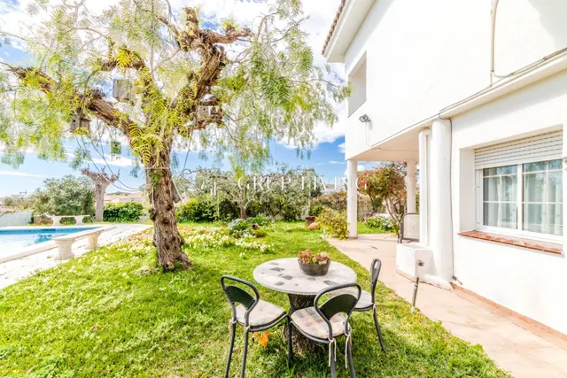 ELEGANTE CASA ESQUINERA DE ESTILO INGLÉS CON VISTAS AL MAR — 44