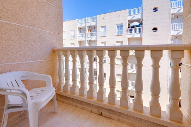 Apartamento de 2 dormitorios con piscina comunitaria en Torrevieja — 22