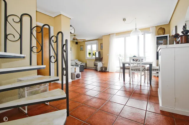 DÚPLEX CON VISTAS, TERRAZA Y 3 GARAJES — 2
