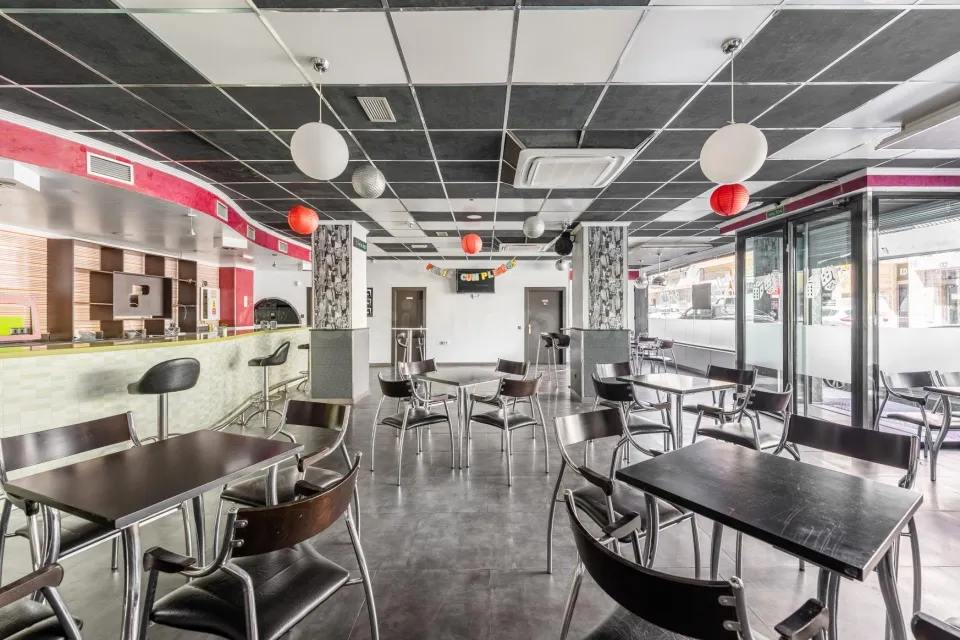 Se Vende Local Comercial Bar-Cafetería Calle Almería 9