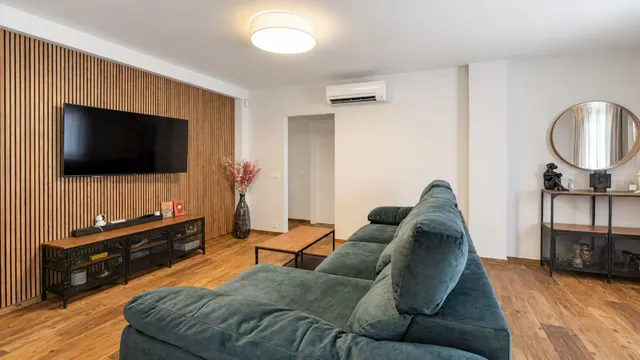 Casa reformada de 5 dormitorios con piscina privada, gran terraza y placas solares en Los Balcones — 43