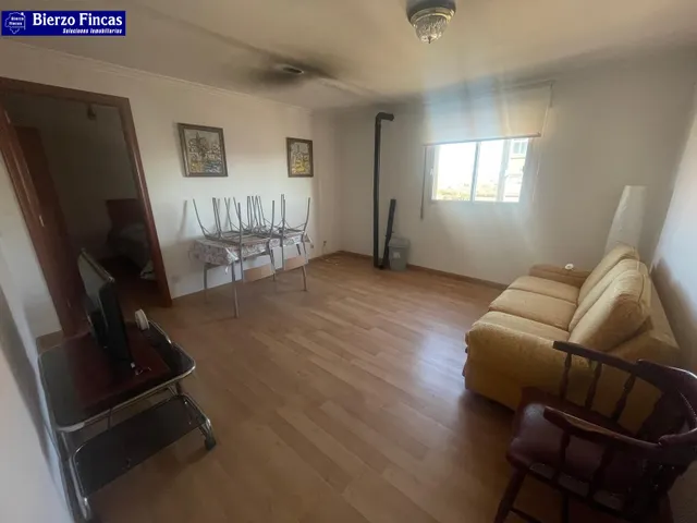 SE VENDE AMPLIO PISO EN NAVATEJERA - foto 3
