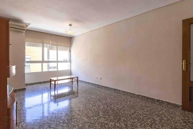 Amplia vivienda de 4 dormitorios con garaje, trastero y metro a pocos minutos — 34