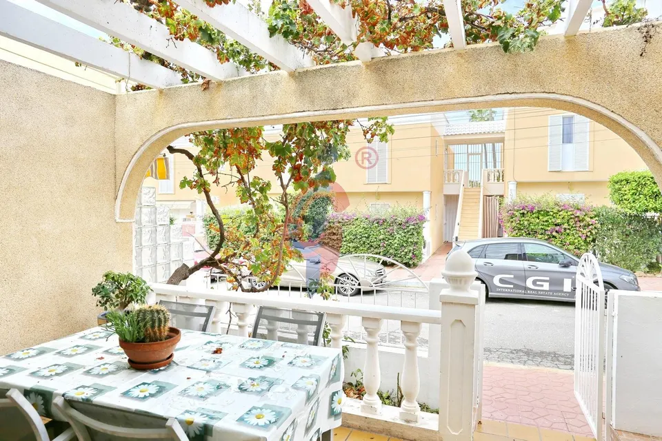Espectacular bungalow en esquina con gran solárium, jardín privado y piscina en Guardamar del Segura