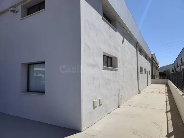 Nave en Poligono de Las Quemadas totalmente reformada y perfectamente instalada para uso mixto de oficinas y almacen — 4