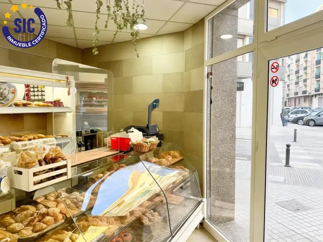 LOCAL COMERCIAL EN LA ZONA NOU MOLES — 11
