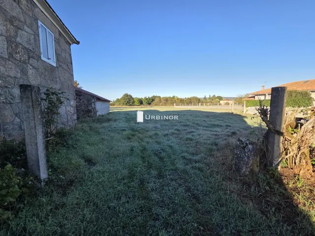 CASA reformada, con finca llana 3.300 m2 a 10 km. XINZO DE LIMIA. — 24