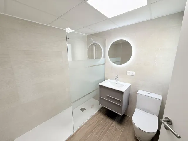 Luminoso apartamento semi-nuevo con terraza, piscina y parking — 24