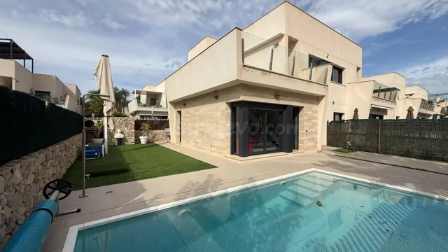 CHALET SEMINUEVO CON VISTAS AL MAR, PISCINA PRIVADA Y COCINA DE VERANO – LA TORRE DE LA HORADADA — 5
