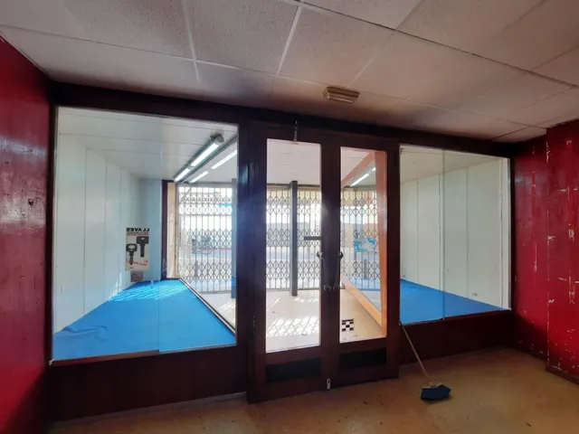 LOCAL COMERCIAL CON ACCESO DESDE DOS CALLES — 6