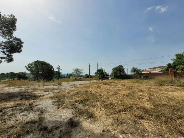 Terreno llano con todos los servicios en El Maset de Masquefa — 9