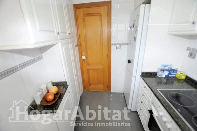 Luminoso piso esquinero con dos balcones y dos plazas de garaje incluidas — 21