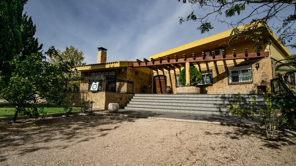 Chalet en sax buena zona para vivir todo el año.