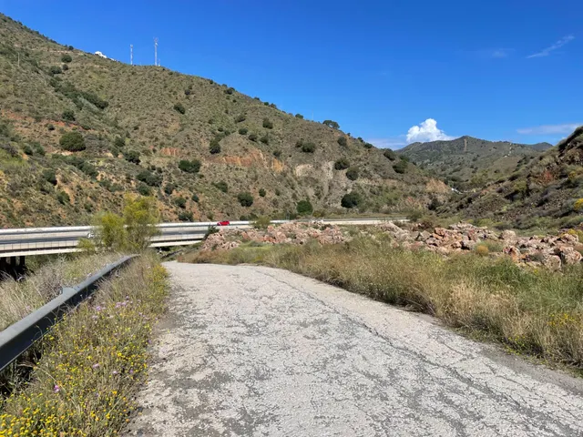Se vende parcela rústica en los Montes de Málaga, junto a la carretera — 16