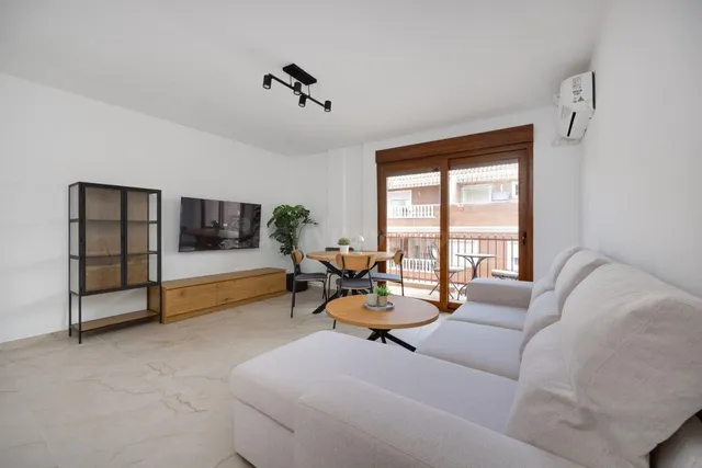 ÁTICO REFORMADO EN VENTA EN TORREVIEJA A 100 METROS DE LA PL - foto 2