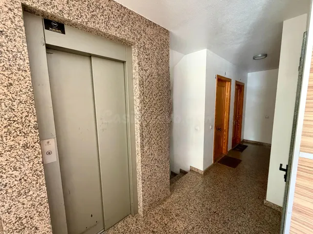 Amplio piso de 3 dormitorios con trastero y excelentes comun - foto 4