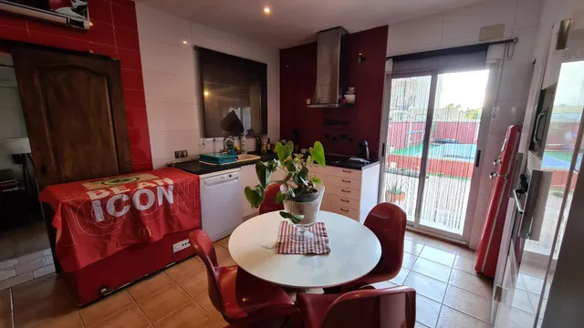 Chalet de 71 m2 con terraza y piscina a muy pocos metros de la playa — 7