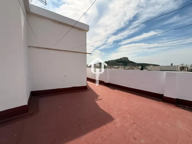 Piso en venta en Alicante. 85m2, 3 habitaciones, 1 baño con bañera, tercera planta con ascensor. zona de campoamor — 38