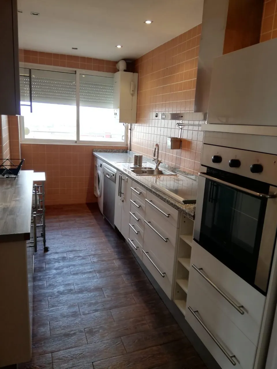 SE ALQUILA PISO AMUEBLADO EN NERVIÓN , JUNTO A PARADA DEL METRO DE LA GRAN PLAZA